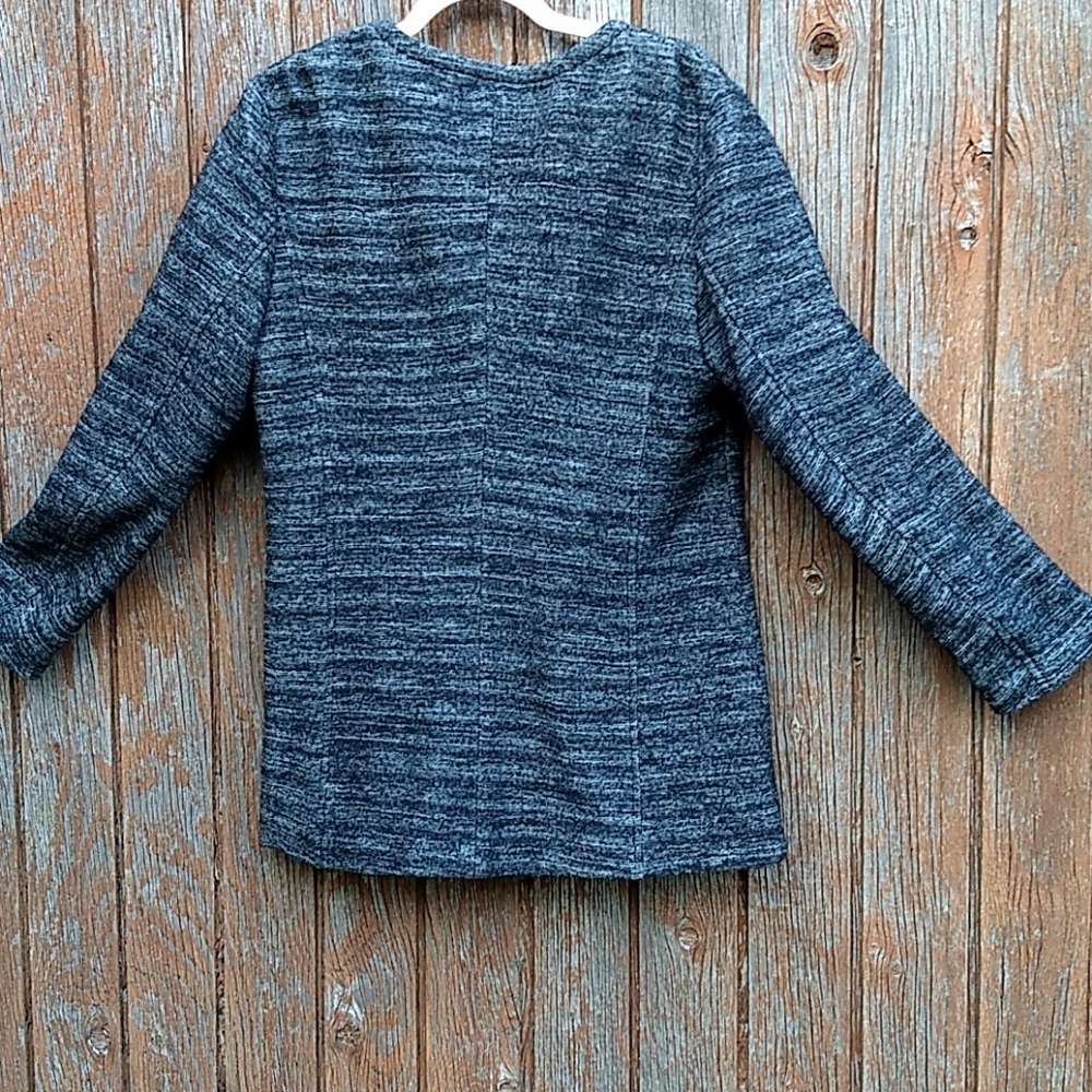 Modest tweed jacket. - Picture 6 of 12